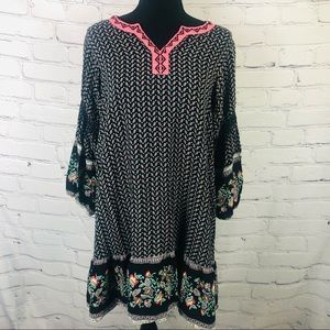 Umgee: V-Neck floral Tunic. Size:(S)  color: Black/pink